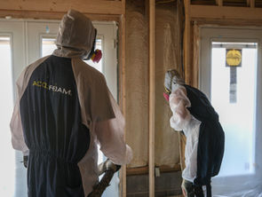 Sprayers applying closed cell HFO foam