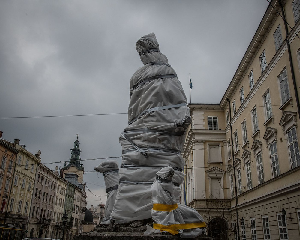 Sculptures by Lviv’s historical buildings are protected from possible shelling with plastic wrap.