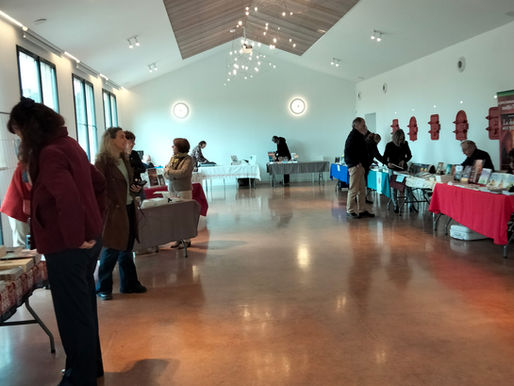 "ENCRE ET CÉPAGES" : UN PREMIER SALON DU LIVRE COURONNÉ DE SUCCÉS AU CHATEAU CLARETTES AUX ARCS-SUR-ARGENS