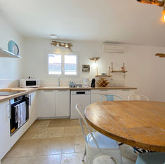 maison de location située à andernos les bains, géré par la conciergerie la doucine sur Lege Cap ferret. 
Maison de vacances au bord de l'eau, avec piscine. 
ideale vacances en famille ou entre amis.