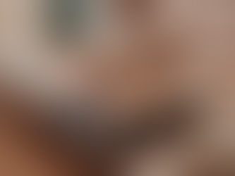 Hände, die auf einem Laptop tippen. Gemütliche Stimmung.