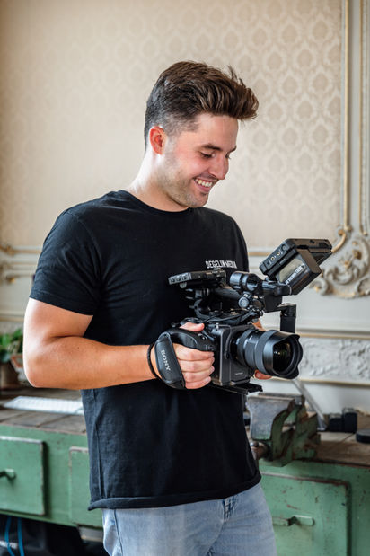 Video opnames in onze creatieve studio in Sinaai-Waas in het hartje van het Waasland. Videograaf in Sint-Niklaas, bedrijfsfilms laten maken in Sint-Niklaas. #lennertdegelin #degelinmedia #DegelinMedia #LennertDegelin #videoproductie  #bedrijfsvideo  #Sint-Niklaas #Waasland #commercial  #employerbranding  #vacaturevideo #bedrijfsvideo's #filmmaker #freelancefilmmaker #videograaf #belgië #videograafwaasland #filmmakerwaasland #bedrijfsfilm 