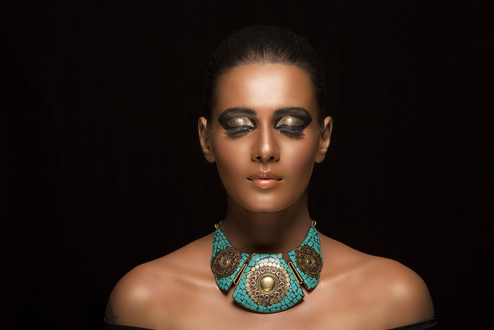 Fille avec un collier turquoise