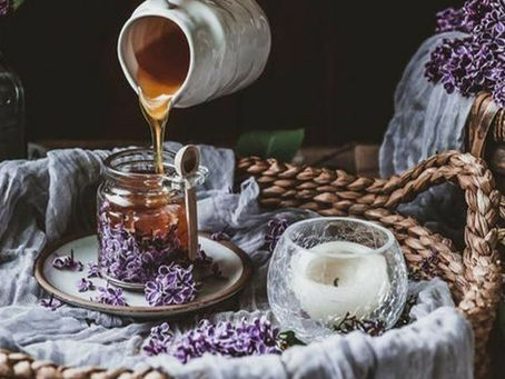 una ragazza che versa il miele nel latte