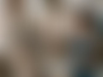 Una joven con cabello rizado y delantal pinta en un caballete dentro de un estudio de arte luminoso. En el lienzo se aprecia un retrato abstracto hecho con palabras caligráficas en inglés. Superpuesto en el centro, se lee el texto: "EL ARTE DE CREAR TU PROPIA VOZ. THE ARTIST: CREADOR, NO SÓLO ACTOR".