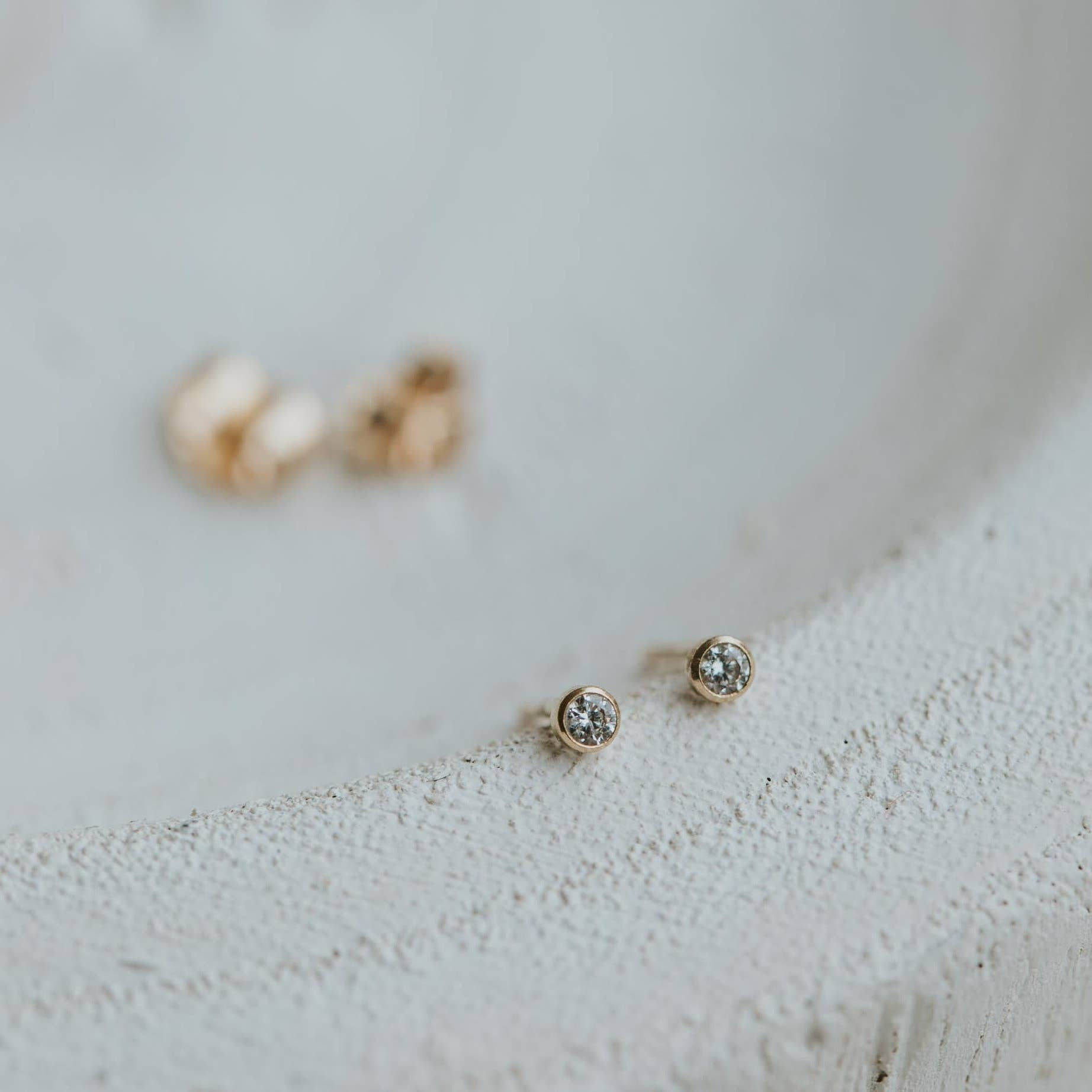 Hello Adorn -E11- Solitaire Studs GOLD