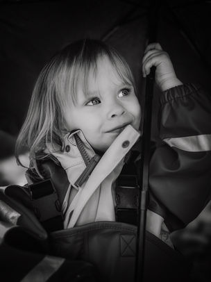 portträttfotografi av liten flicka med paraply
