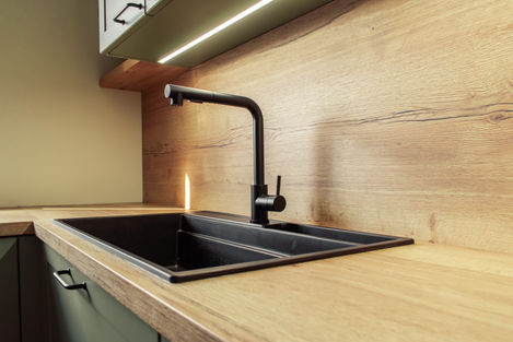 Detail drevenej pracovnej dosky Dub Halifax prírodný s čiernym drezom a batériou – MDF lak & laminát DTD | Stupava