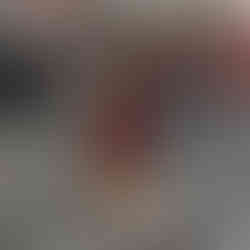 garota vestindo minissaia plissada xadrez, rabo de cavalo, suéter vinho, salto alto vinho, meia branca andando na rua