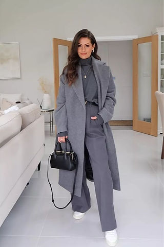garota usando look monocromático cinza
