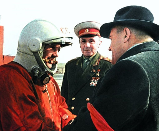 Yuri Gagarin momentos antes del lanzamiento (12 de abril de 1961).jpg