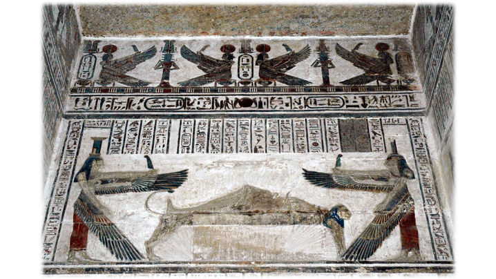 Osiris muerto rodeado de sus hermanas aladas - Templo de Dendera (Egipto, c. 1500 a. C.).jpg