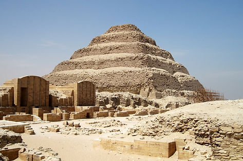 Pirámide escalonada de Saqqara, considerada la primera de Egipto.jpg