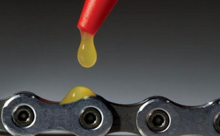 Cómo limpiar y lubricar la cadena de transmisión (mínimo una vez al mes)