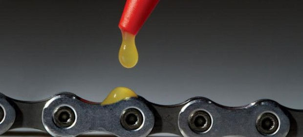 Cómo limpiar y lubricar la cadena de transmisión (mínimo una vez al mes)
