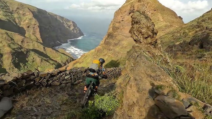 Ciclismo de montaña en las montañas de Santo Antao
