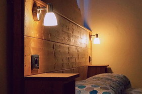 Dettaglio della testiera del letto che raffigura il Monviso. Realizzato da noi in legno e illuminato da led per un'atmosfera unica