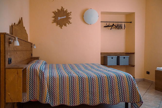 La camera da letto dell'alloggio "le ortensie" dove si vedono alcuni particolari in legno su misura