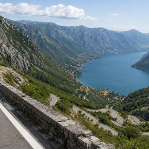 Grand Balkan Reise durch Südosteuropa mit kurvenreicher Straße und Berglandschaft