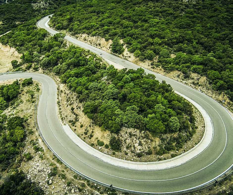 Kurvenstraße auf Sardinien während einer geführten Motorradreise