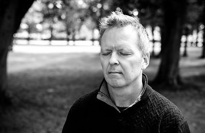Kim Selsøe der meditere i skoven