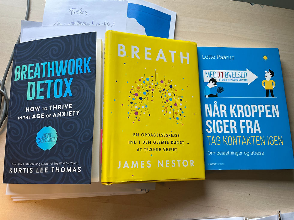Tre glimrende bøger om åndedrættet, og hvordan man kan bruge åndedrættet til at regulere nervesystemet. Alle tre bøger er spækket med indsigtsfuld viden og inspirerende øvelser. Foto: Mig selv.