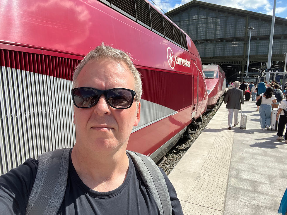 Mand foran højhastighedstoget Eurostar på banegården Paris Nord.