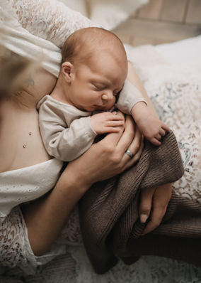 Mama und Baby im Fotostudio
