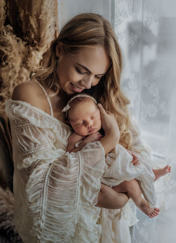 Natürliche Fotos, pure Bilder, Lifestylefotos  im Fotostudio in Isny bei Kempten am Bodensee von neugeborenen Babys im Boholook, echte Momente, authentische Familienfotos bei Hebamme Fotografin Daniela Rettke Leutkirch Wangen