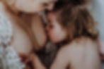 Foto von Baby das trinkt bei Brust der stillenden Mutter
