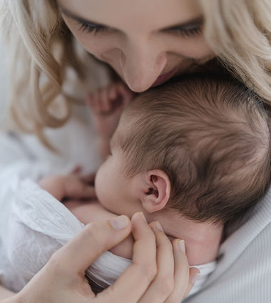 Natürliche Fotos, pure Bilder im Fotostudio in Isny bei Kempten am Bodensee von neugeborenen Babys in Schwarz-Weiss, Macroaufnahmen, echte Momente, authentische Familienfotos bei Hebamme Fotografin Daniela Rettke