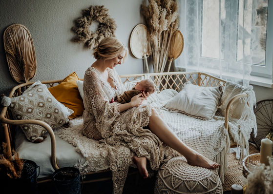 Natürliche Fotos, pure Bilder, Lifestylefotos  im Fotostudio in Isny bei Kempten am Bodensee von neugeborenen Babys im Boholook, echte Momente, authentische Familienfotos bei Hebamme Fotografin Daniela Rettke Leutkirch Wangen