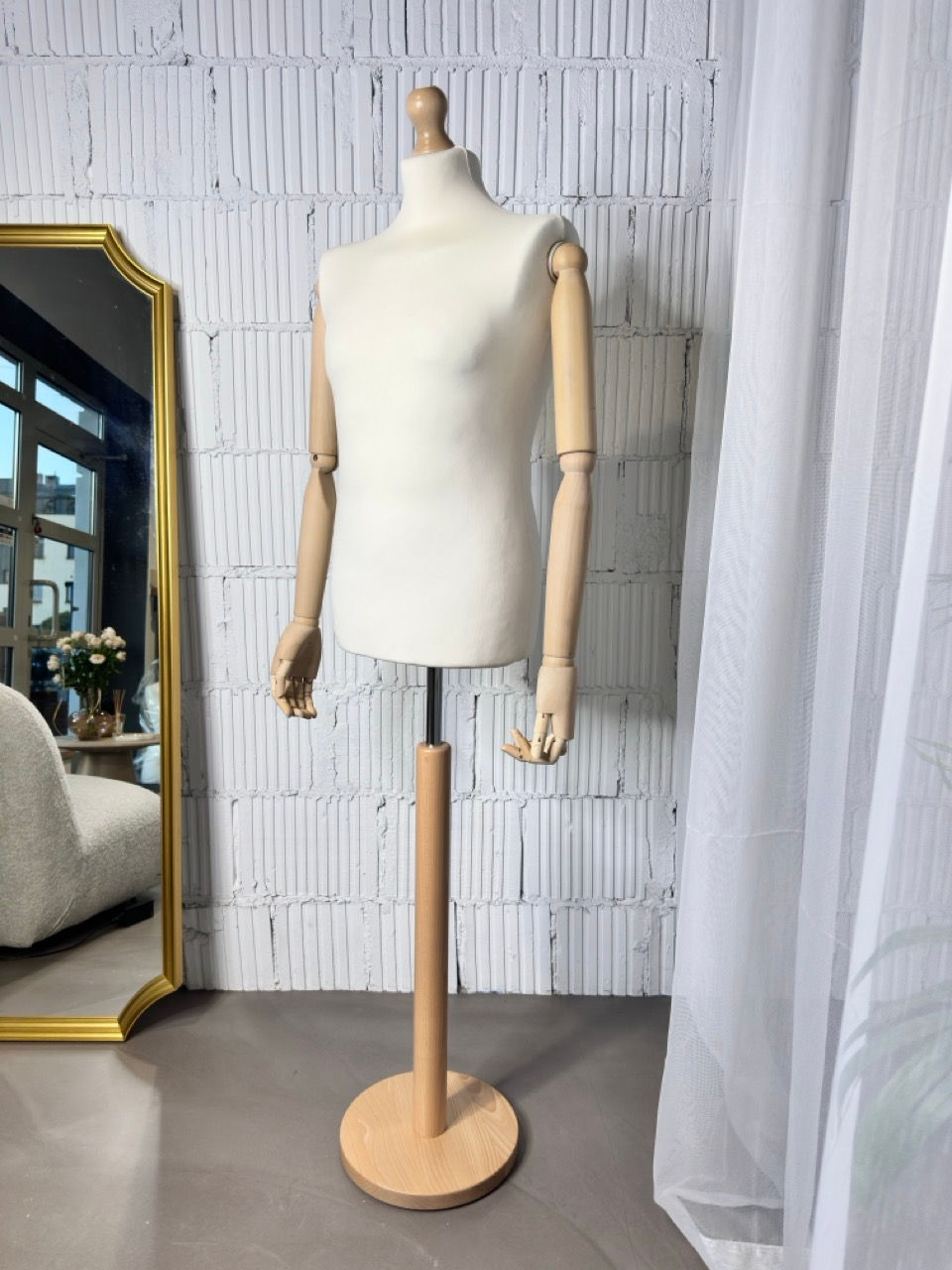 Прев'ю: Манекен чоловічий для демонстрації одягу з шарнірними деревʼяними руками