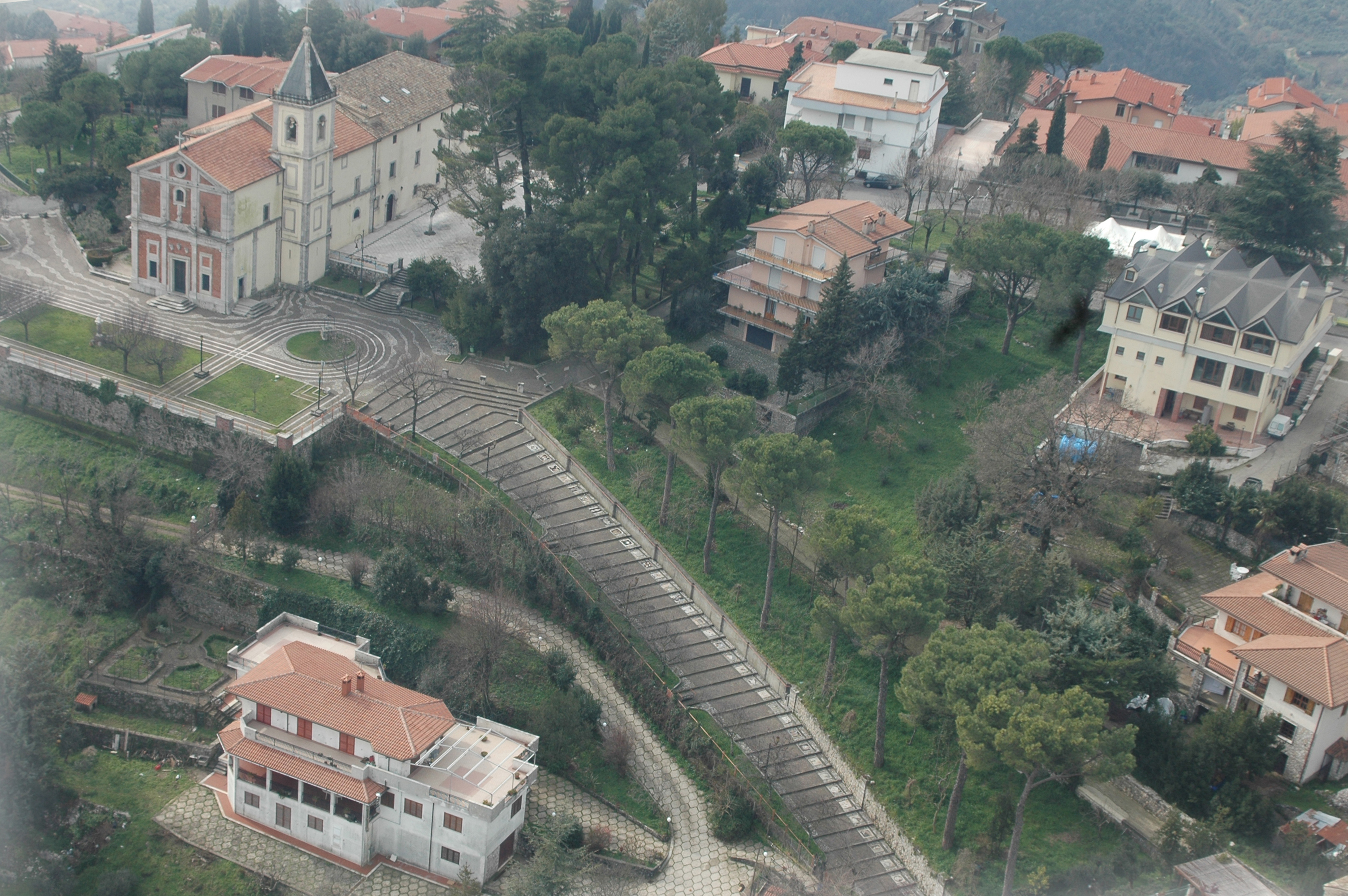 Piazzale del santuario della Madonna del Colle