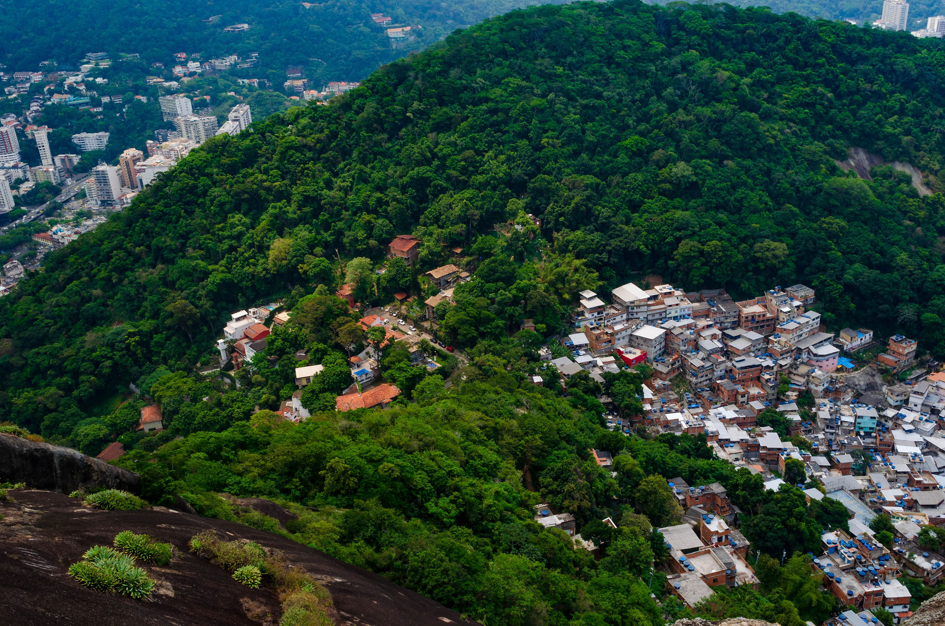 Barrio Privado / Favela