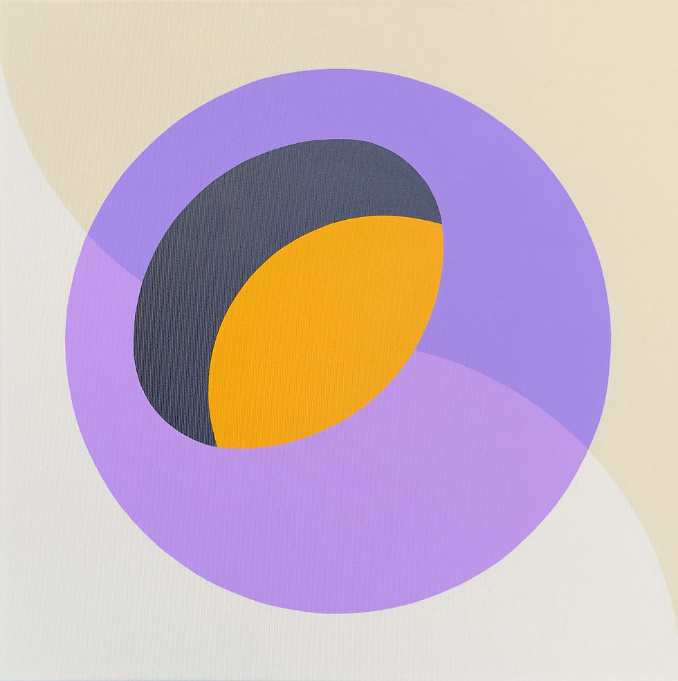 Abstraktes geometrisches Acrylgemälde von Dominik Platzer mit dem Titel JUMP VII, 2026, 50 x 50 cm, mit überlagerten violetten und lavendelfarbenen Kreisformen sowie schwarzen und orangenen Elementen auf warmem hellem Hintergrund.