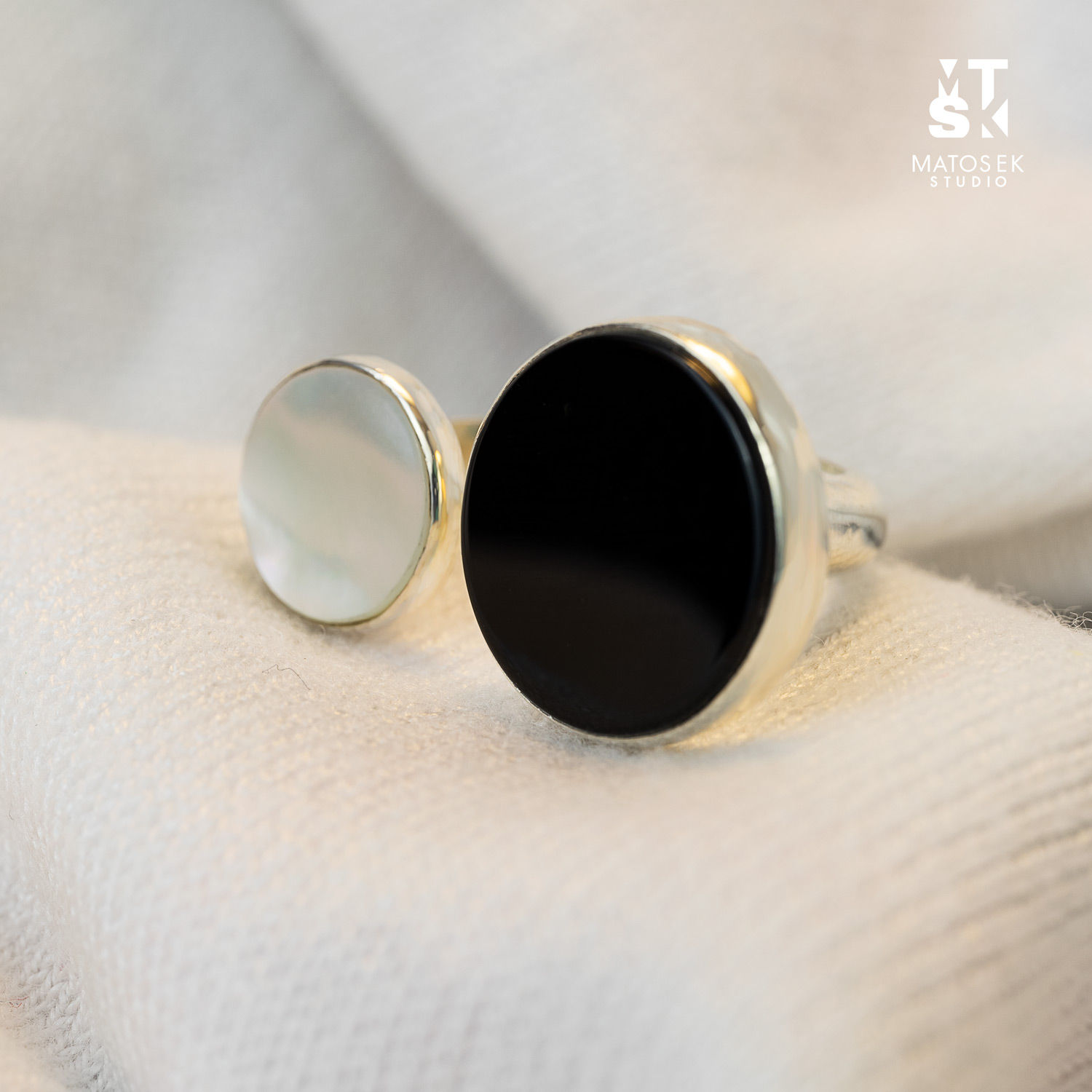Pierścień unikaTY z onyksem i masą perłową UNI_093