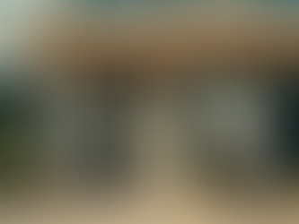 Esquadrias de alumínio para portas pivotantes no Lago Sul: imponência, vedação e acabamento premium