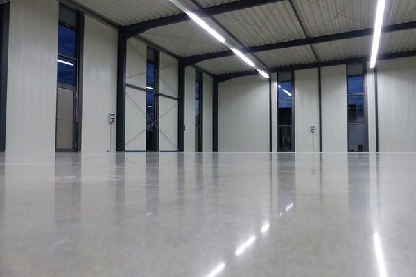 Piso Intertravado ou Piso Usinado? Entenda as Diferenças e Escolha o Melhor para Seu Projeto