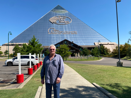 Memphis Day 3: Pyramid, Cemetery and a Broken Car
