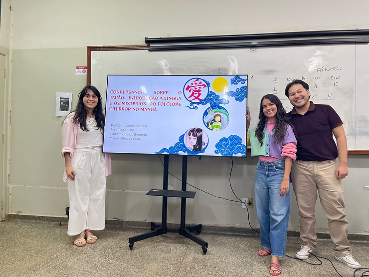 As acadêmicas Samara e Yasmin com o professor Tiago Kishi