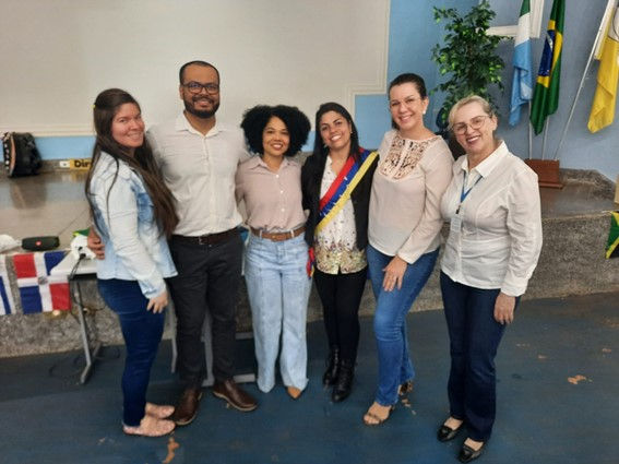 Rosana (com a faixa), professor Jonas e demais professoras