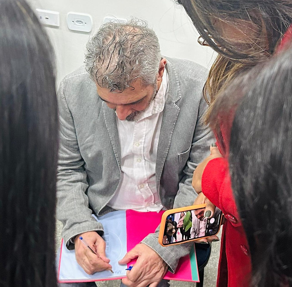 Ao final da apresentação, o poeta autografou os livros da plateia
