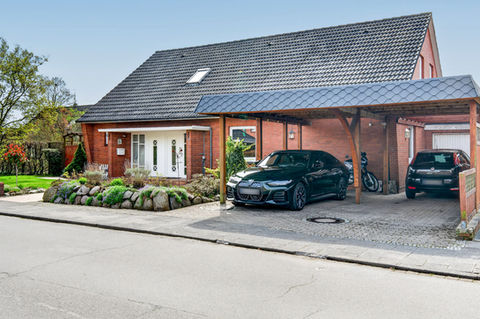 Großzügiges Zuhause mit Gartenidylle und Wohlfühlcharakter