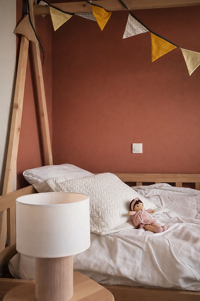 Lit enfant bois et terracotta espace de repos et confort