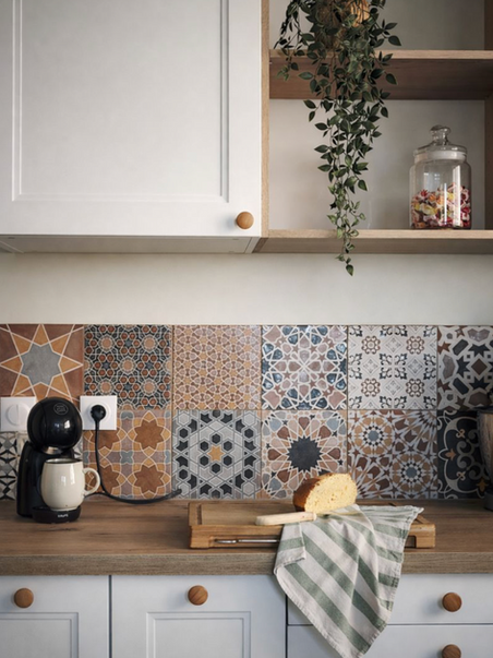 Plan de travail fonctionnel dans une cuisine avec crédence décorative et rangements intégrés, projet de rénovation intérieure