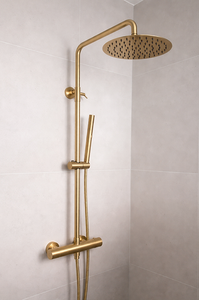 Douche rénovation maison design sobre et matériaux durables