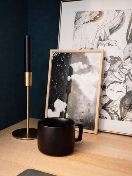 Détail design de cadres muraux dans un studio parisien réaménagé – projet d’architecture d’intérieur