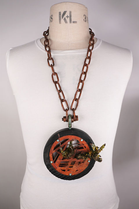 Maria Hammond_FragmentsWithAFuture_Amulet_Jewellery.jpg