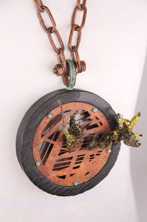 Maria Hammond_Fragments with a Future Amulet_Jewellery.jpg